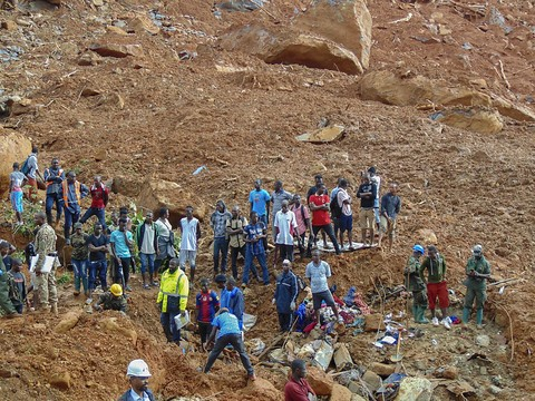 Les secouristes à la recherche de survivants des coulées de boue