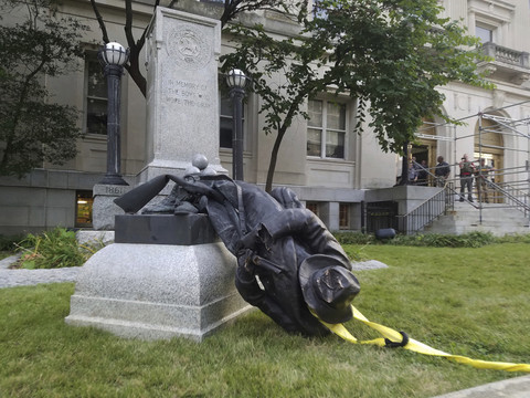 Le retrait des signes sudistes continuera après Charlottesville