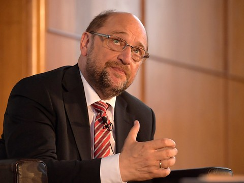 Martin Schulz critique la position d'Angela Merkel sur l'automobile
