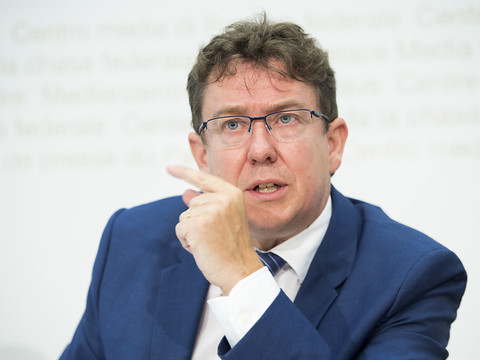 Engagements plus importants que l'origine ou le sexe, dit Rösti