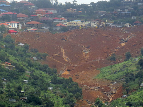 Freetown enterre ses morts après des inondations catastrophiques