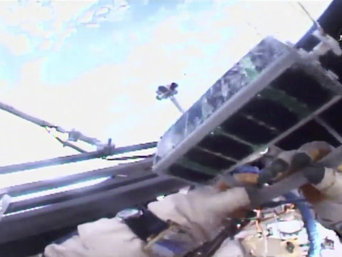 Des minisatellites lâchés à la main depuis l'ISS