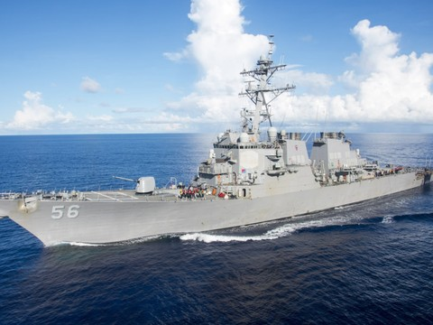 Un destroyer américain entre en collision avec un navire marchand