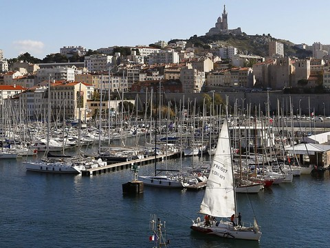 Un véhicule fonce sur deux arrêts de bus à Marseille: un mort