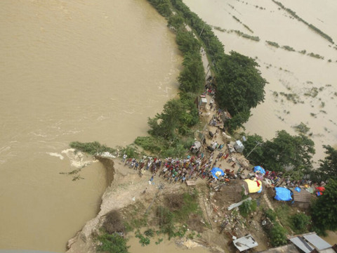 Plus de 800 morts dans les inondations en Asie du Sud