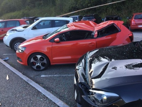 Du matériel de chantier tombe sur un parking, blessant une personne