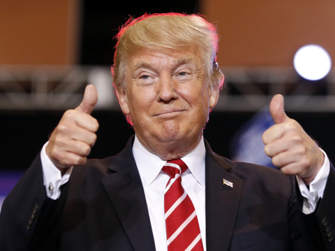 Trump défend sa réaction après Charlottesville