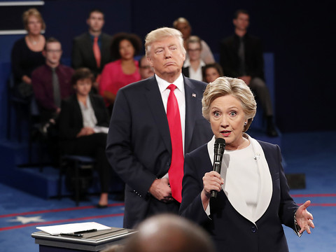 Dans son livre, Mme Clinton qualifie Donald Trump de 