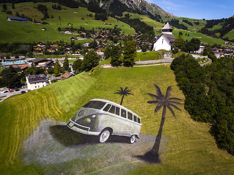 Un bus VW dessiné sur une colline à Château d'Oex