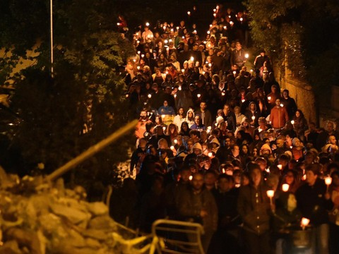 Deuil et recueillement un an après le séisme d'Amatrice