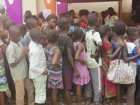 Inondations: 810 personnes portées disparues en Sierra Leone