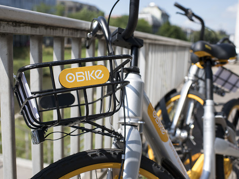 Une invasion de vélos jaunes à louer suscite un débat houleux outre-Sarine