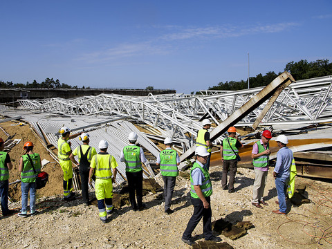 Démolition de l'imposante halle d'excavation à l'explosif