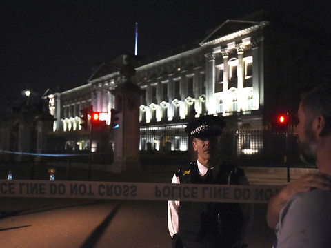 Un homme attaque au sabre des policiers devant Buckingham Palace