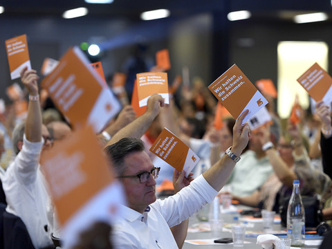 La nouvelle ligne du parti approuvée par les membres