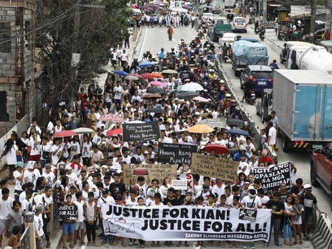 Philippines: des funérailles tournent en vaste manifestation contre Duterte