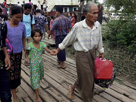L'armée birmane tire sur des civils rohingyas fuyant les combats