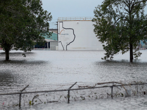 Harvey: deux explosions et fumée noire dans une usine chimique au Texas