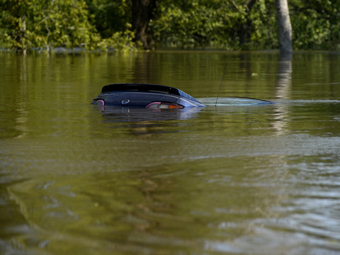 Les évacuations se poursuivent au Texas où Harvey a fait 44 morts