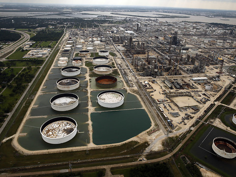 Après Harvey, la crainte de pénurie fait bondir l'essence