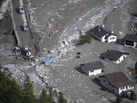 De nouvelles coulées saccagent maisons et routes: Bregaglia isolée