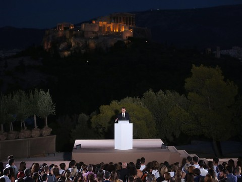 A Athènes, Macron appelle solennellement à 