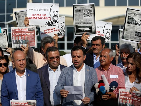 Le procès du quotidien Cumhuriyet reprend