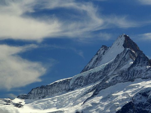 Neige et brouillard empêchent de récupérer le corps du pilote tué