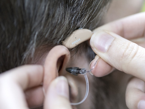 Les rentiers AVS pourront être remboursés pour les deux oreilles
