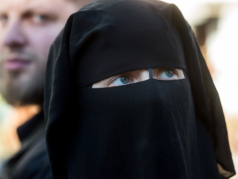Initiative anti-burqa déposée avec 106'600 signatures