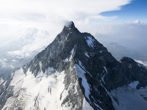 Un randonneur perd la vie au-dessus de Zermatt VS