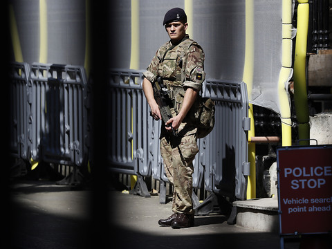 Attentat de Londres: la police arrête un jeune homme de 18 ans