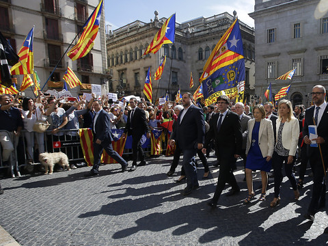 Plus de 700 maires catalans défient l'Etat espagnol