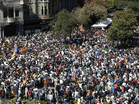 Des milliers de Catalans dans la rue après des arrestations