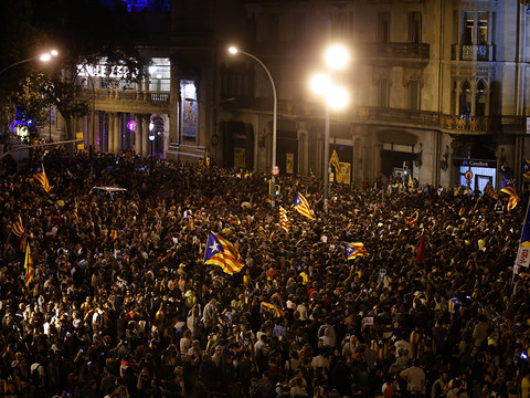 Des milliers de personnes manifestent encore à Barcelone