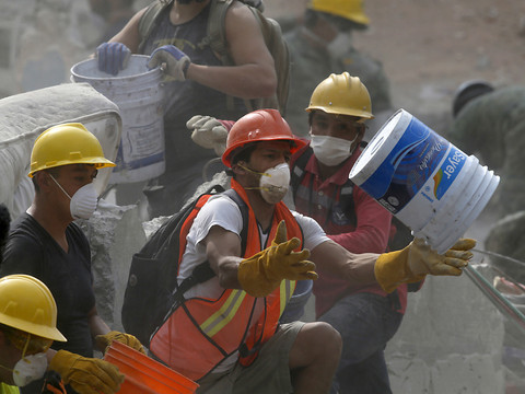 Mexique: les secouristes jettent leurs dernières forces dans la bataille
