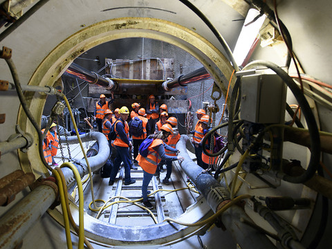 Des visiteurs découvrent des chantiers CFF sur l'arc lémanique