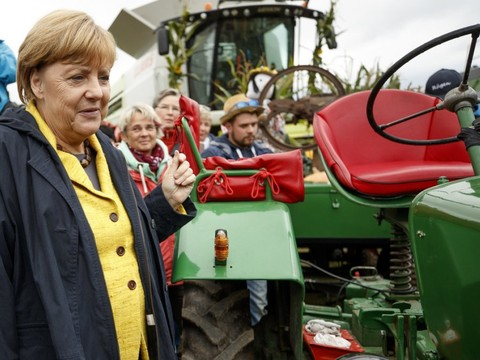 Allemagne: Angela Merkel motive les siens, les populistes en embuscade