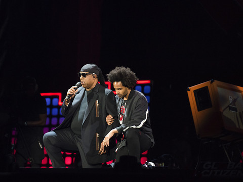 Concert: Stevie Wonder à genoux 