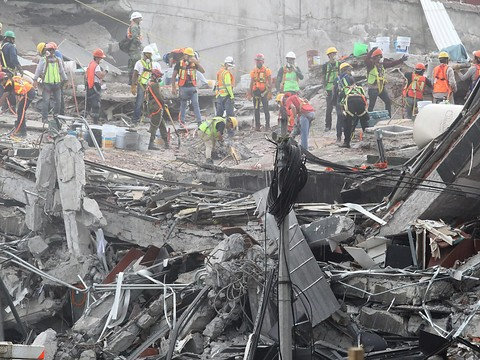 Une semaine après le séisme, Mexico cherche encore des survivants