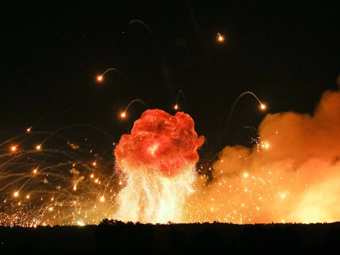 Le feu détruit des tonnes de munitions en Ukraine
