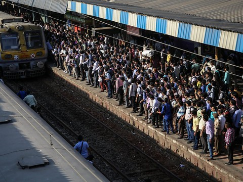 Plus de 20 morts dans une bousculade dans une gare de Bombay