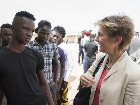 Niger: Simonetta Sommaruga visite le camp de migrants d'Agadez