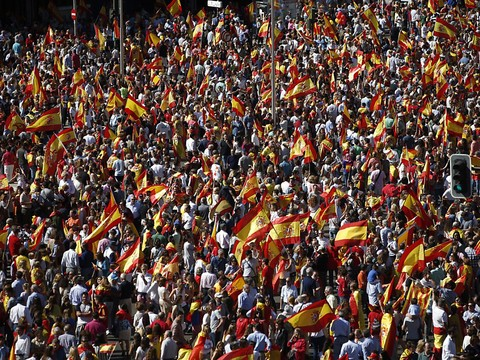 Crise en Catalogne: les Espagnols manifestent pour 