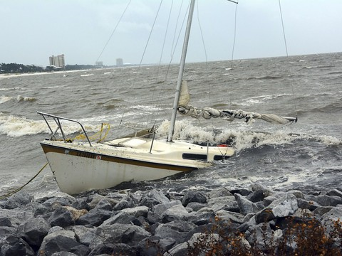 L'ouragan Nate faiblit en touchant les côtes américaines