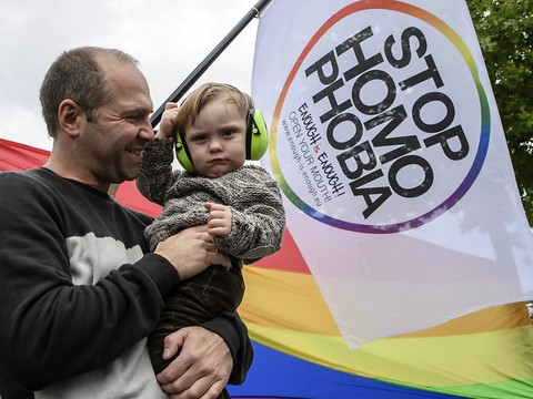 La droite pas d'accord de combattre l'homophobie comme le racisme