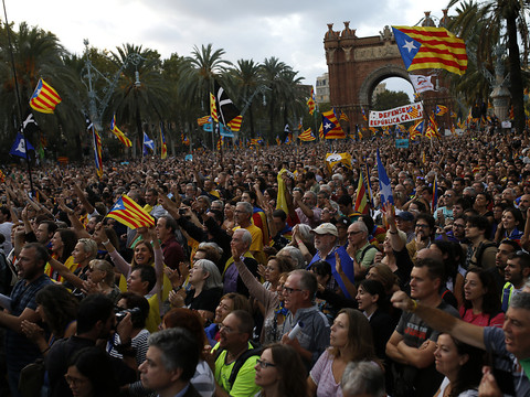 Les Catalans partagés après le discours de Puigdemont