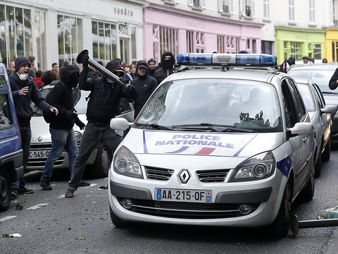 Voiture de police incendiée à Paris: sept ans ferme pour un Suisse en fuite