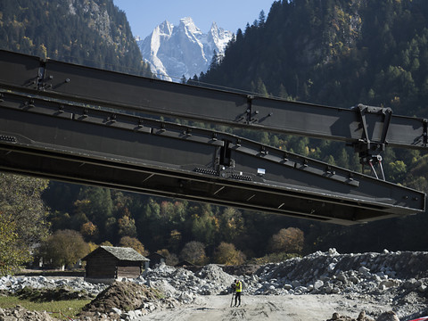 L'armée installe un pont provisoire à Bondo (GR)