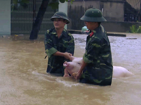 Vietnam: 37 morts, 40 disparus dans des inondations liées aux intempéries